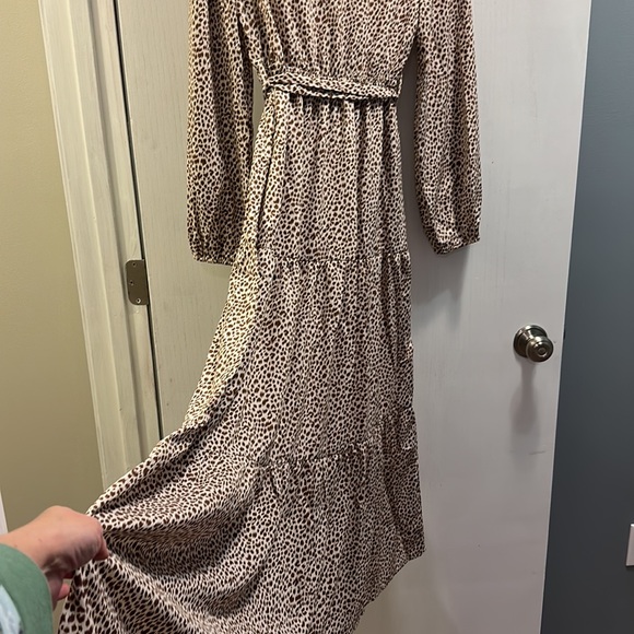 Cupshe Animal Print Tiered Maxi Dress with long sleeves, V neck. Size Medium NWT - Picture 5 of 6